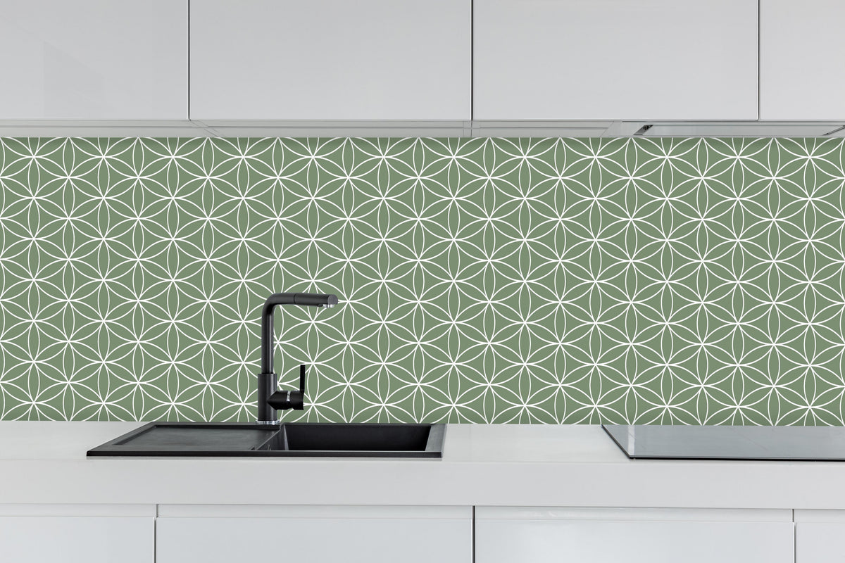 Küche - Geometrica Fiori Oliva hinter weißen Hochglanz-Küchenregalen und schwarzem Wasserhahn
