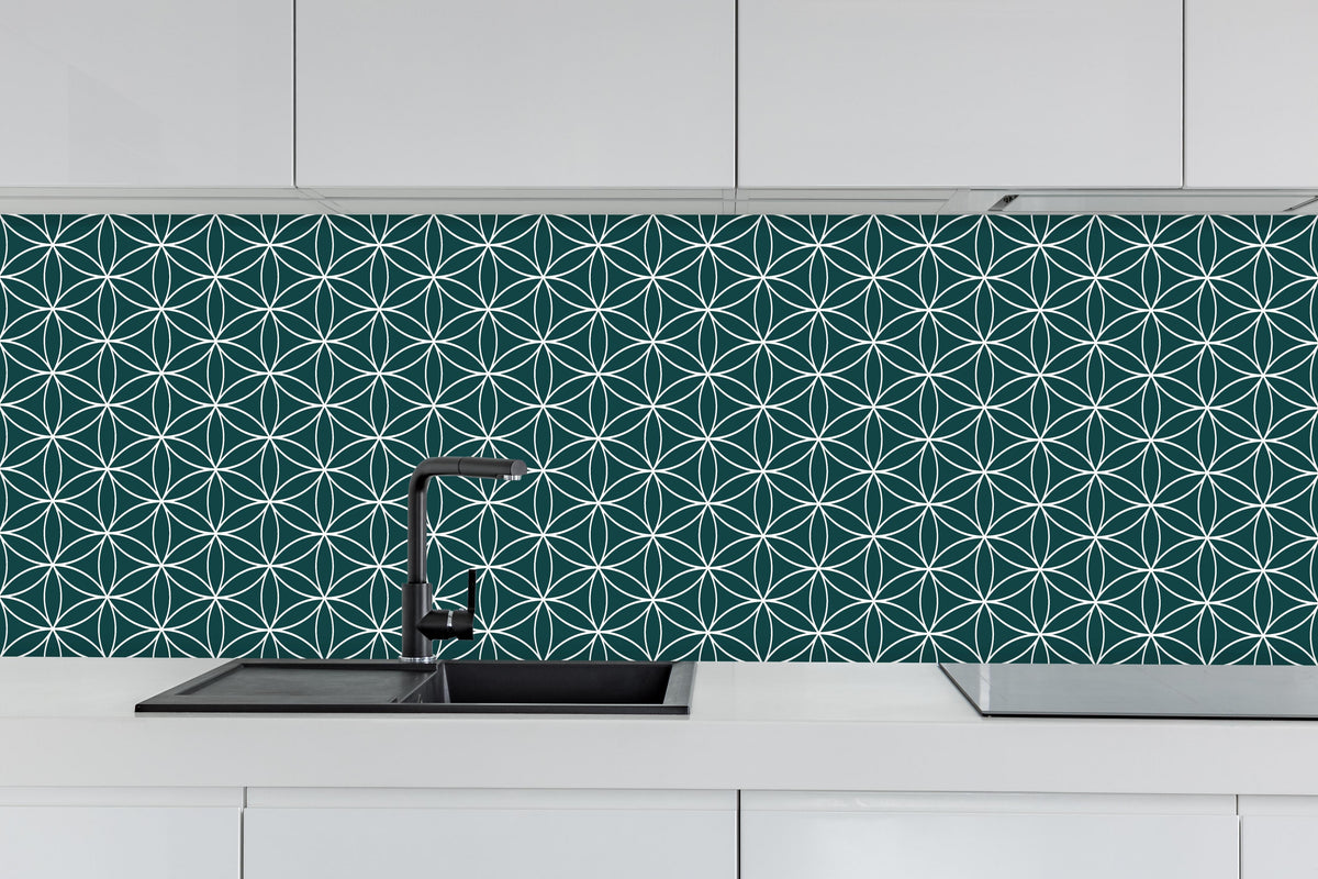 Küche - Geometrica Fiori Verde petrolio hinter weißen Hochglanz-Küchenregalen und schwarzem Wasserhahn
