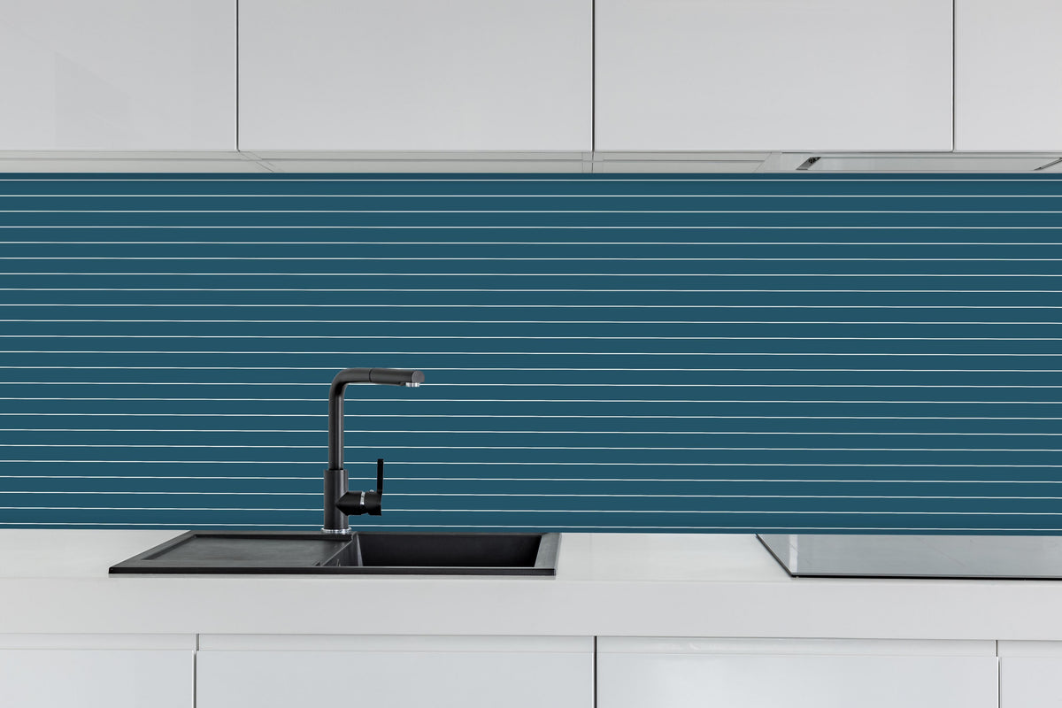 Küche - Geometrica Orizzontale Blu Petrolio hinter weißen Hochglanz-Küchenregalen und schwarzem Wasserhahn