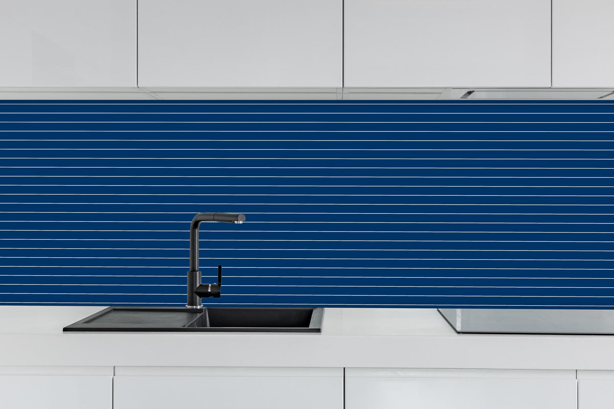 Küche - Geometrica Orizzontale Blu notte hinter weißen Hochglanz-Küchenregalen und schwarzem Wasserhahn