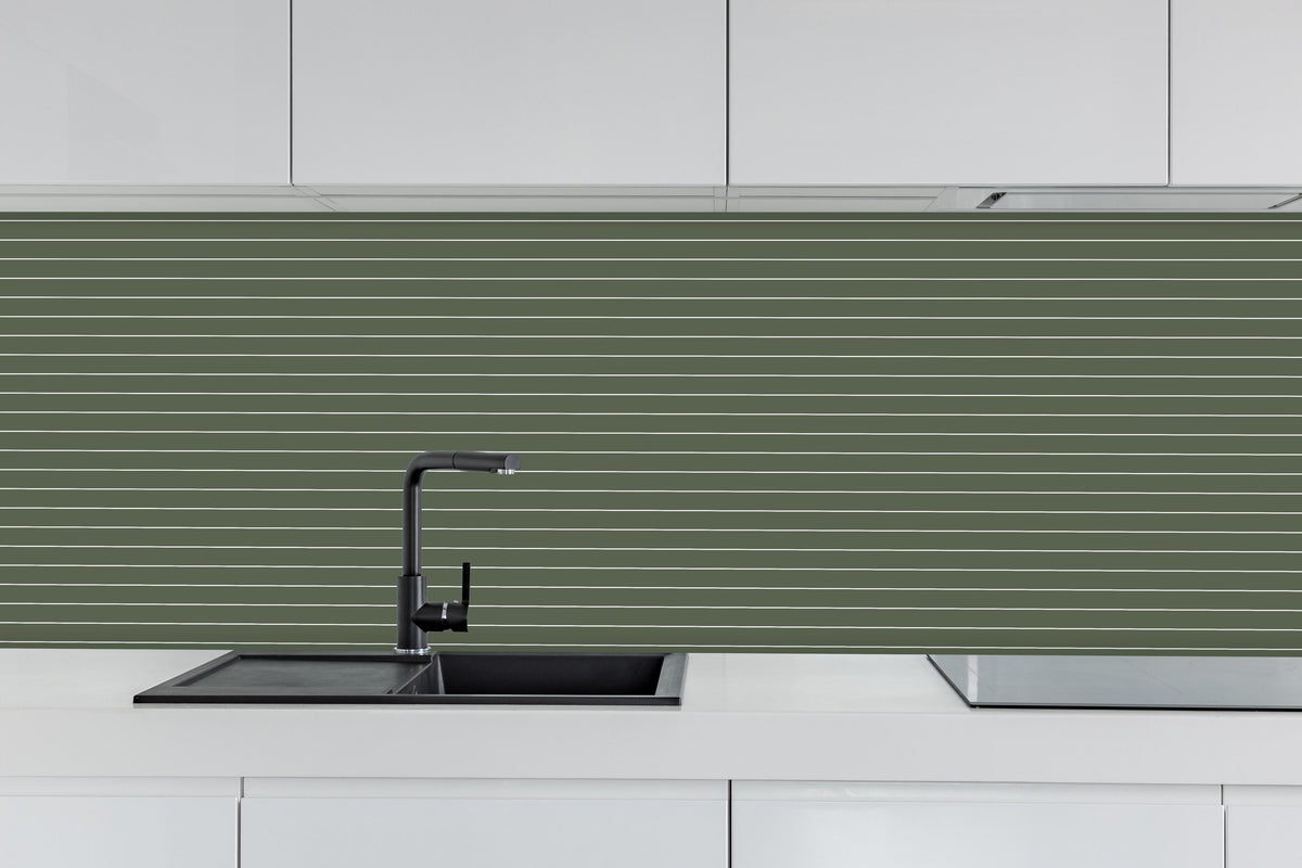 Küche - Geometrica Orizzontale Bosco hinter weißen Hochglanz-Küchenregalen und schwarzem Wasserhahn