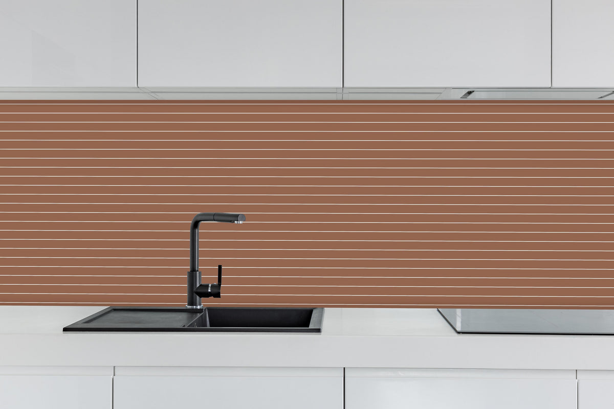 Küche - Geometrica Orizzontale Cannella hinter weißen Hochglanz-Küchenregalen und schwarzem Wasserhahn