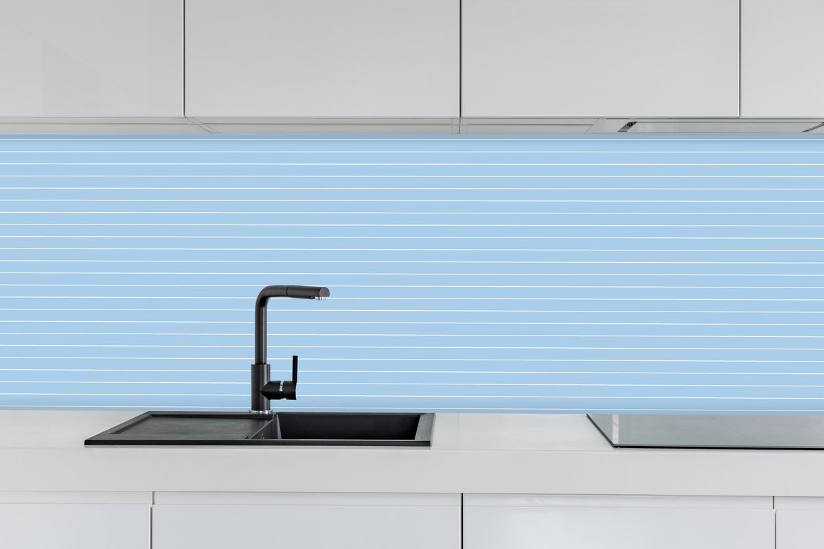Küche - Geometrica Orizzontale Cielo hinter weißen Hochglanz-Küchenregalen und schwarzem Wasserhahn