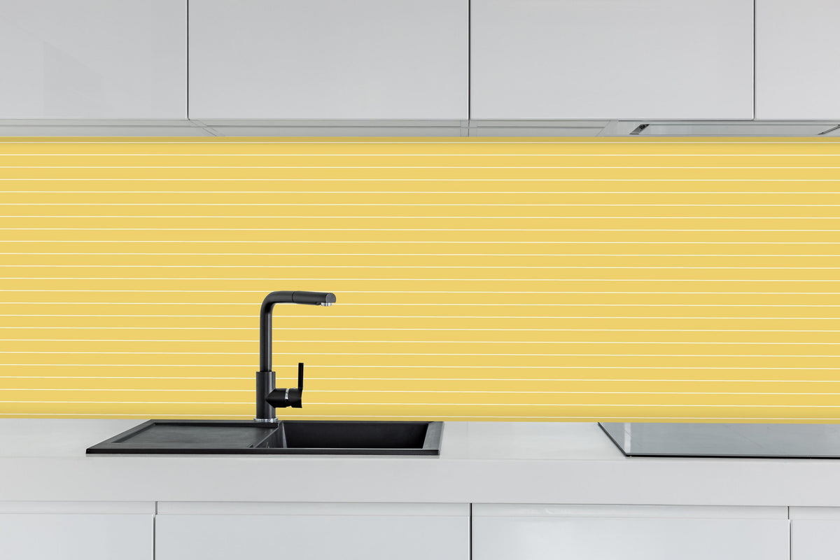 Küche - Geometrica Orizzontale Oro hinter weißen Hochglanz-Küchenregalen und schwarzem Wasserhahn