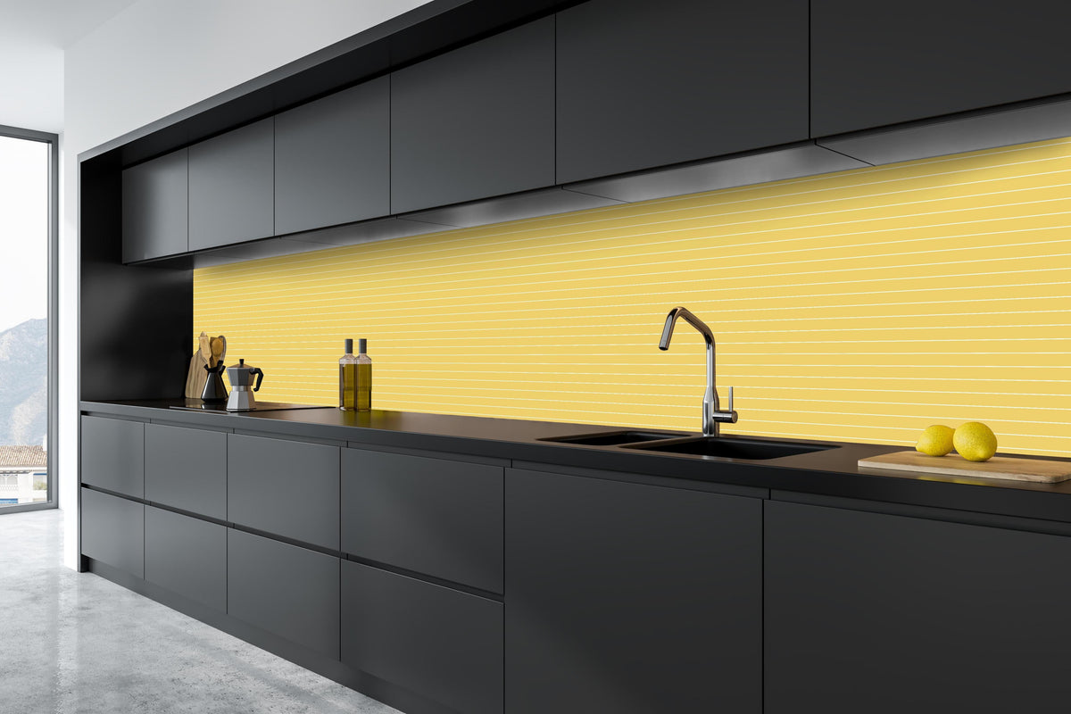 Küche - Geometrica Orizzontale Oro hinter weißen Hochglanz-Küchenregalen und schwarzem Wasserhahn