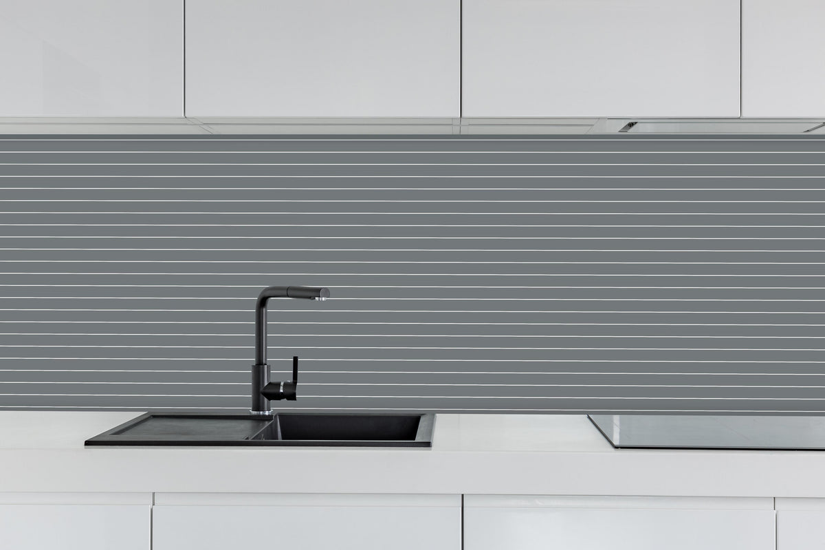 Küche - Geometrica Orizzontale Piombo hinter weißen Hochglanz-Küchenregalen und schwarzem Wasserhahn