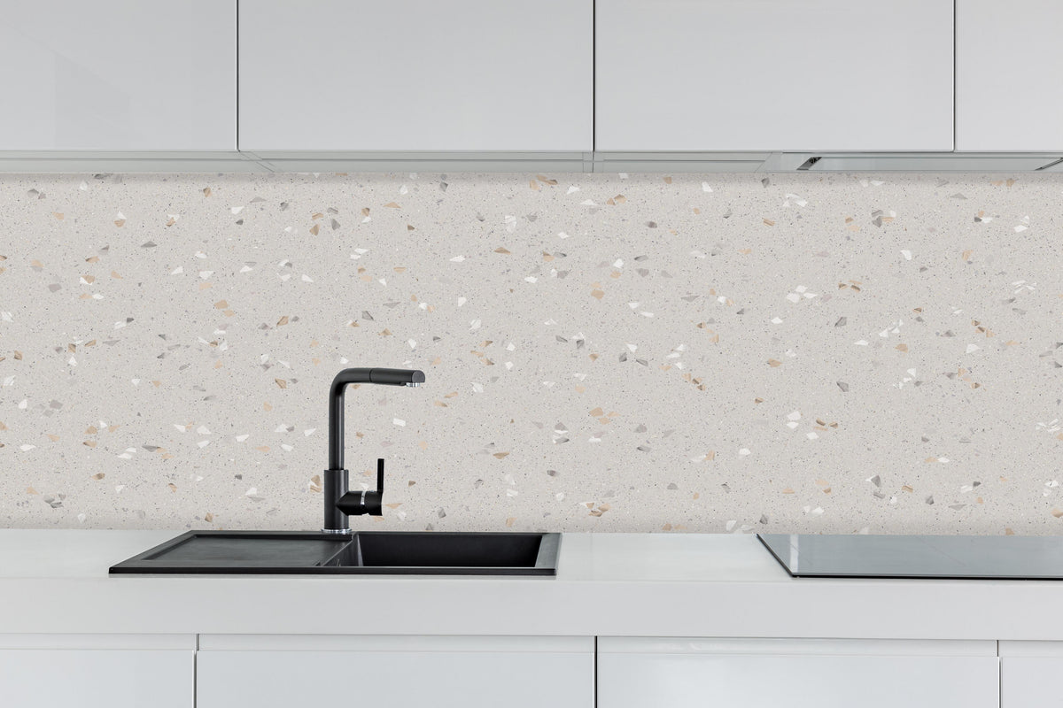 Küche - Graue Mosaiksteine hinter weißen Hochglanz-Küchenregalen und schwarzem Wasserhahn