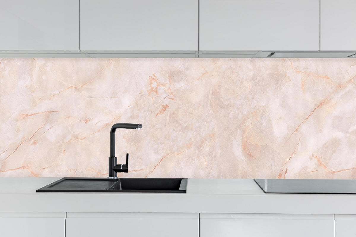 Küche - Beige-Rosa Marmorstein hinter weißen Hochglanz-Küchenregalen und schwarzem Wasserhahn