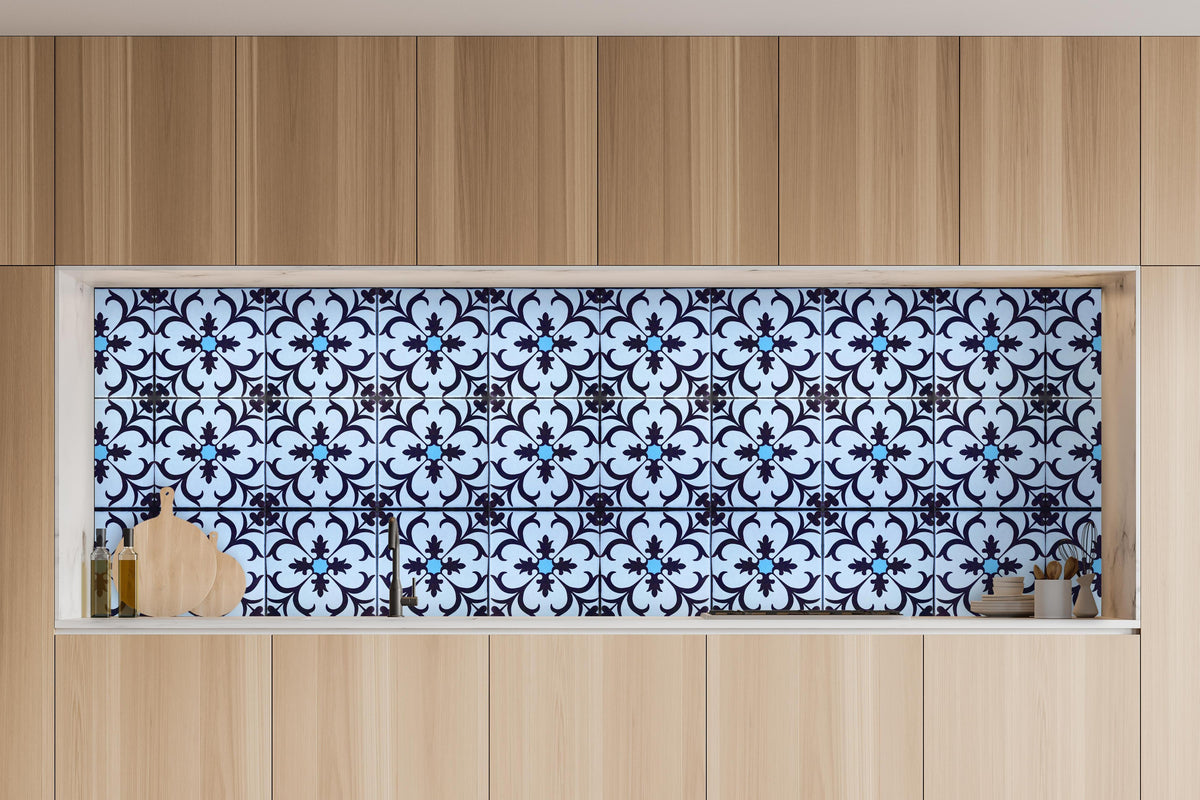 Küche - Bläulich traditionelles Mosaik Motiv in charakteristischer Vollholz-Küche mit modernem Gasherd