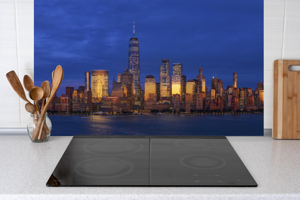Küche - Blick auf die Skyline von Manhattan hinter Cerankochfeld und Holz-Kochutensilien
