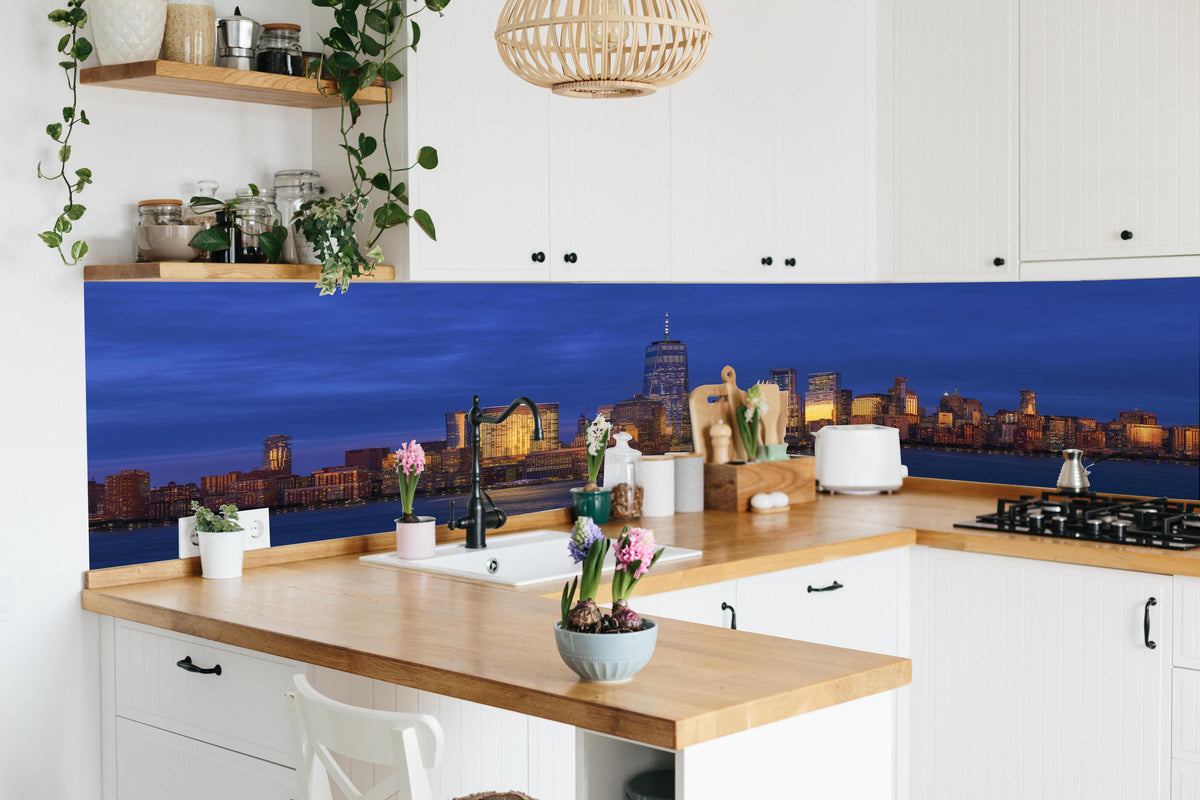 Küche - Blick auf die Skyline von Manhattan in lebendiger Küche mit bunten Blumen