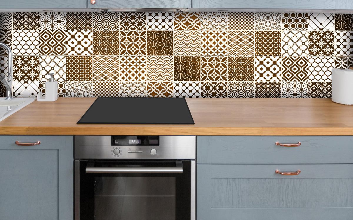 Küche - Braun-Beige geometrisch Mosaik über polierter Holzarbeitsplatte mit Cerankochfeld