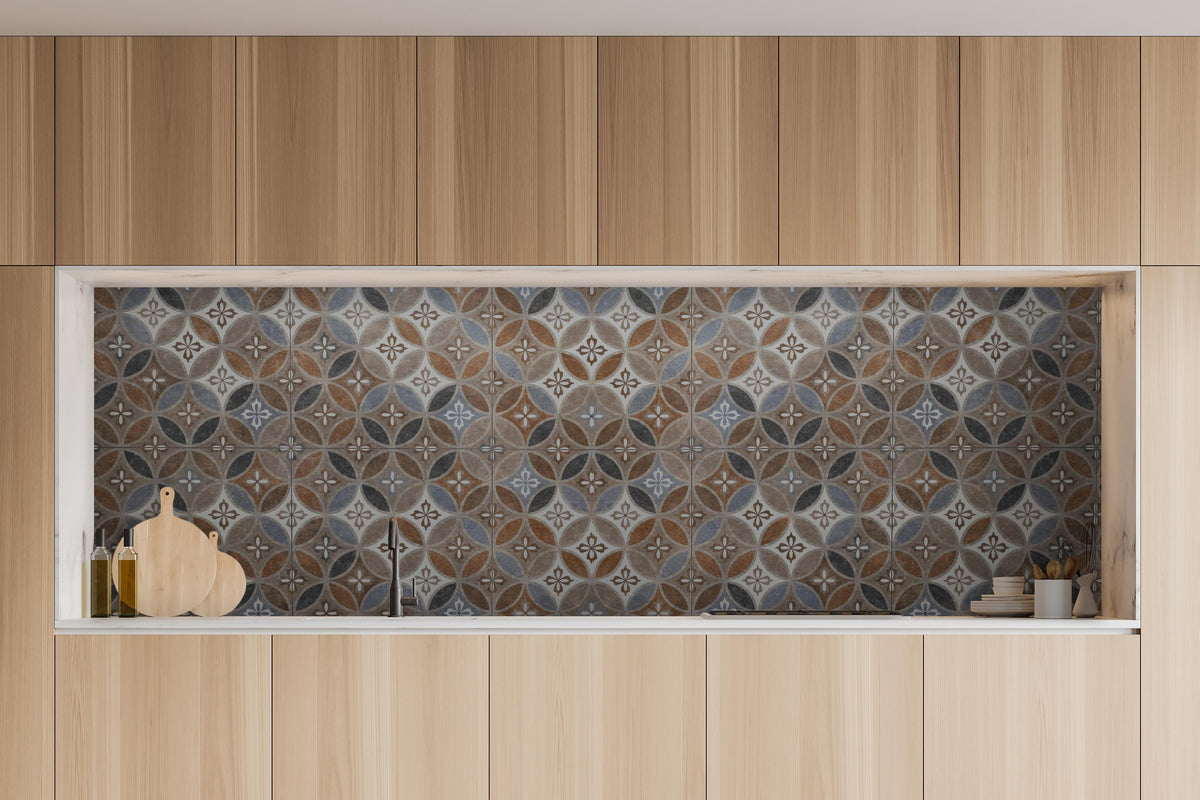Küche - Braun-Beiges Vintage Mosaik in charakteristischer Vollholz-Küche mit modernem Gasherd