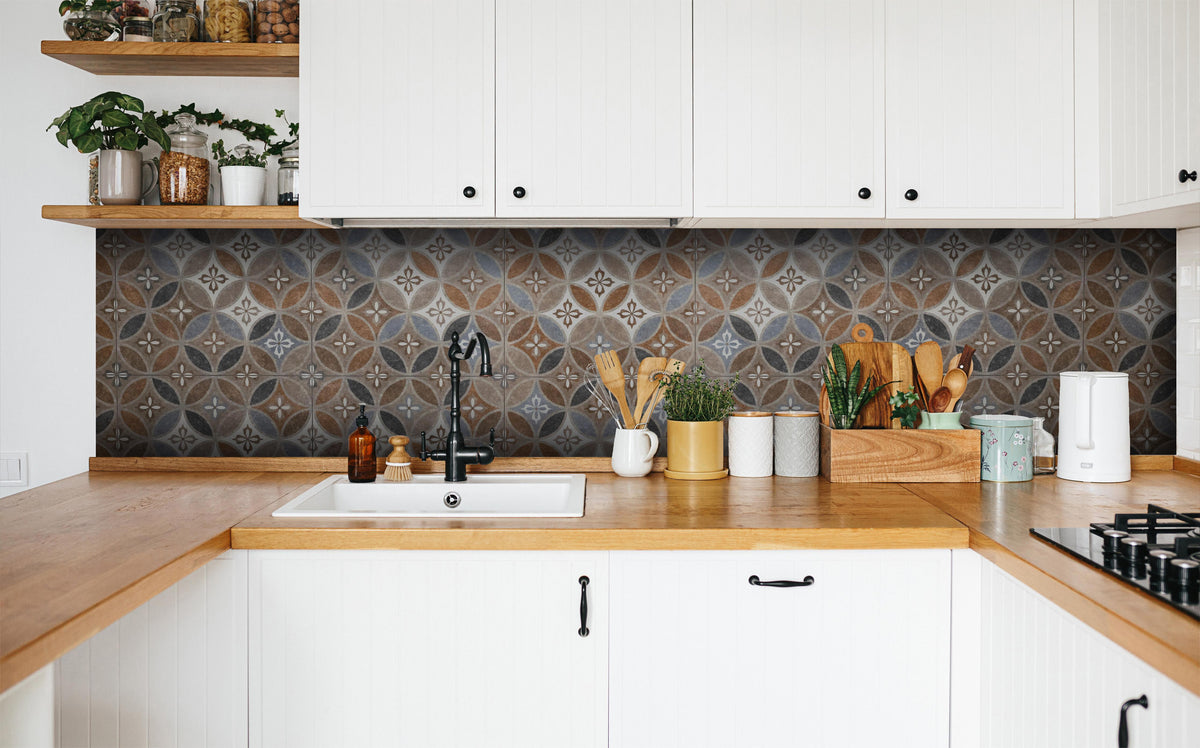 Küche - Braun-Beiges Vintage Mosaik in weißer Küche hinter Gewürzen und Kochlöffeln aus Holz