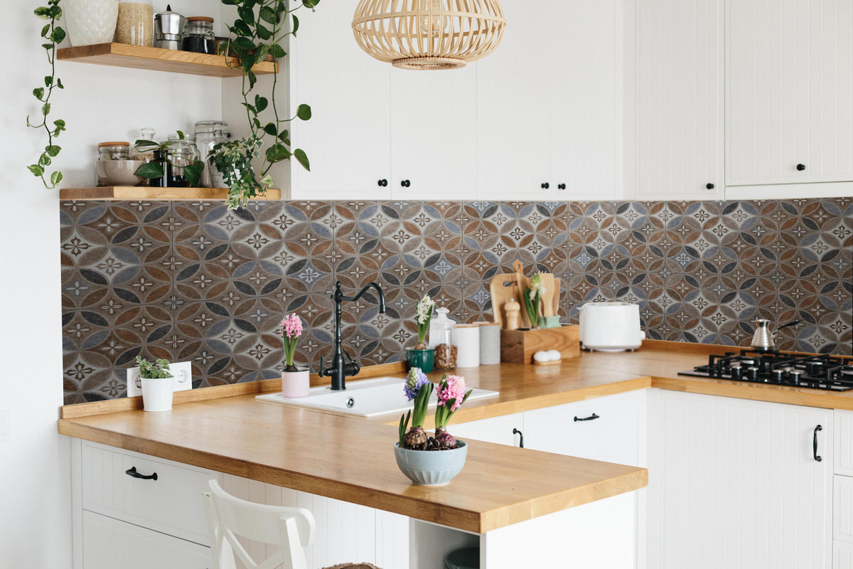 Küche - Braun-Beiges Vintage Mosaik in lebendiger Küche mit bunten Blumen