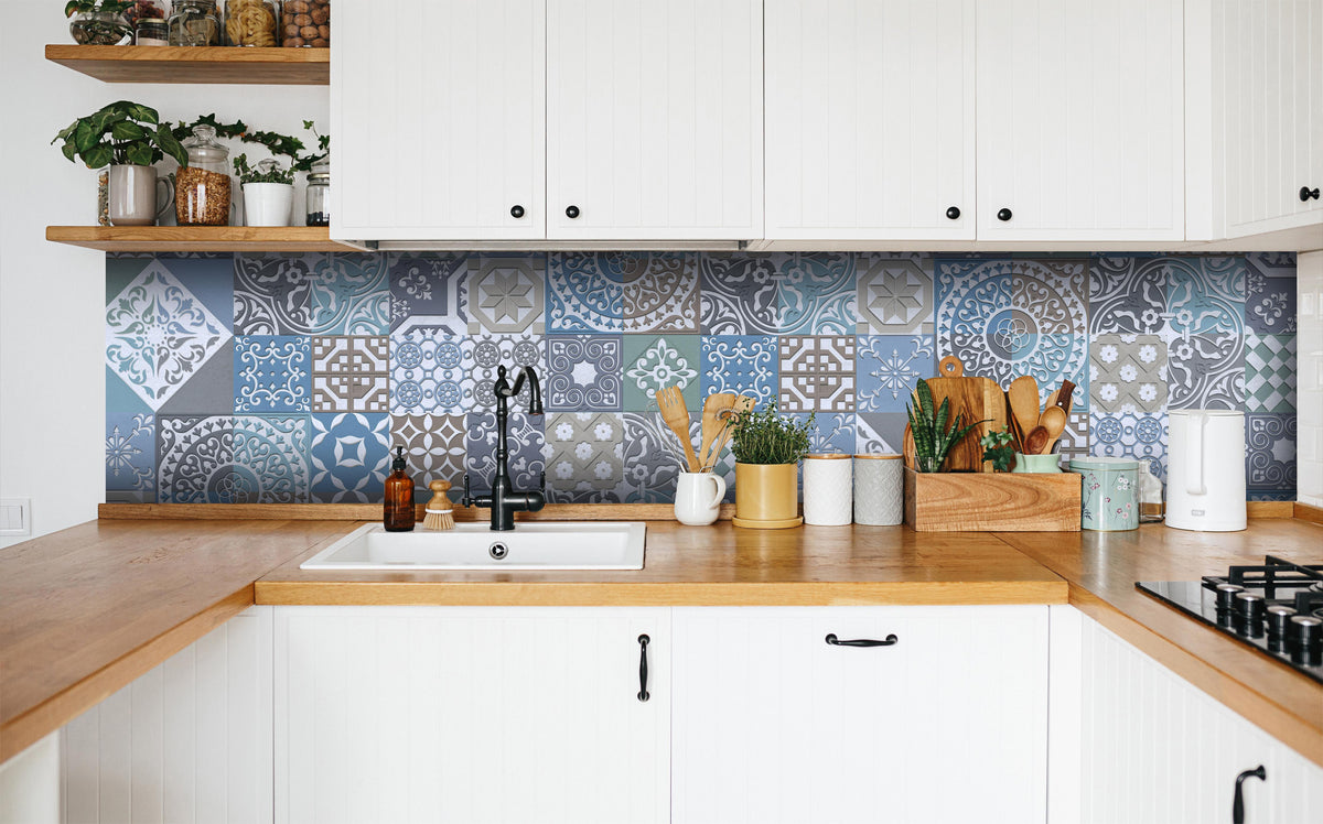Küche - Buntes portugiesisches Mosaik in weißer Küche hinter Gewürzen und Kochlöffeln aus Holz