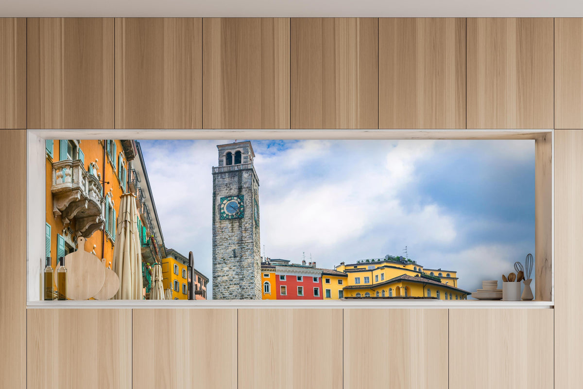 Küche - Charmante Stadt am Gardasee - Riva del Garda in charakteristischer Vollholz-Küche mit modernem Gasherd
