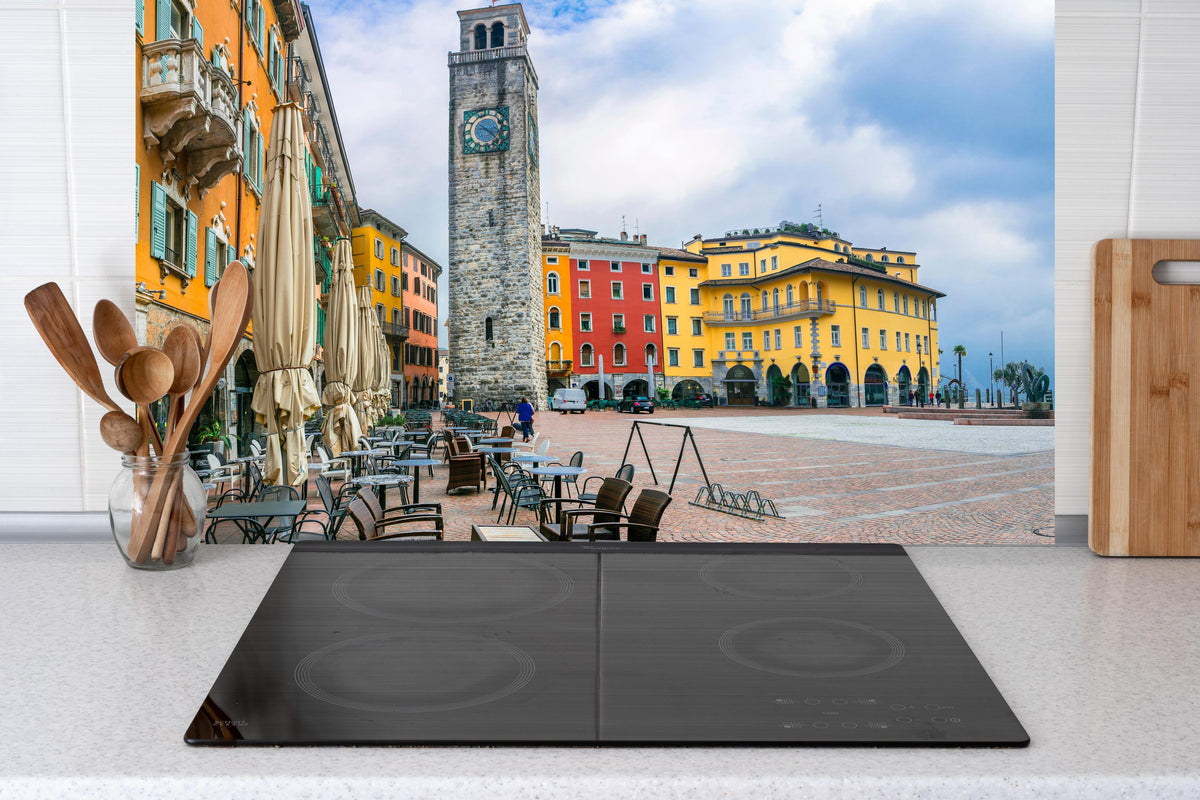 Küche - Charmante Stadt am Gardasee - Riva del Garda hinter Cerankochfeld und Holz-Kochutensilien