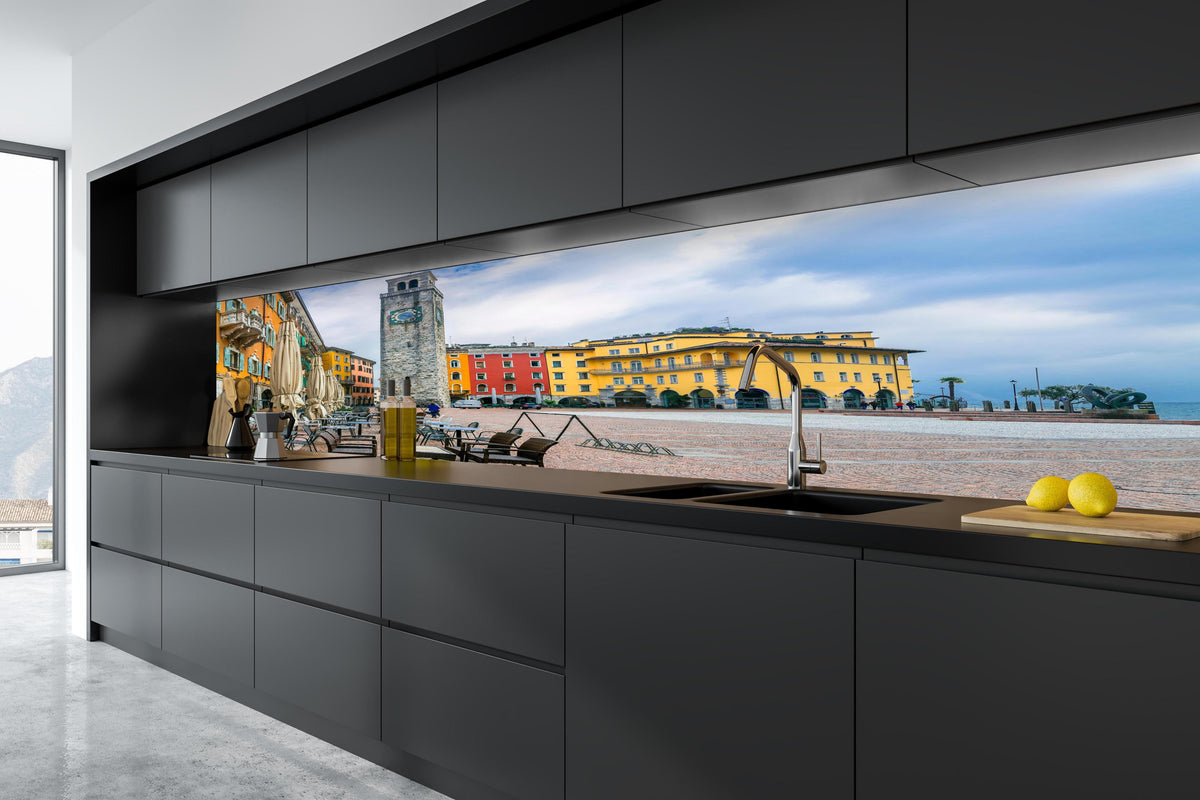 Küche - Charmante Stadt am Gardasee - Riva del Garda in tiefschwarzer matt-premium Einbauküche