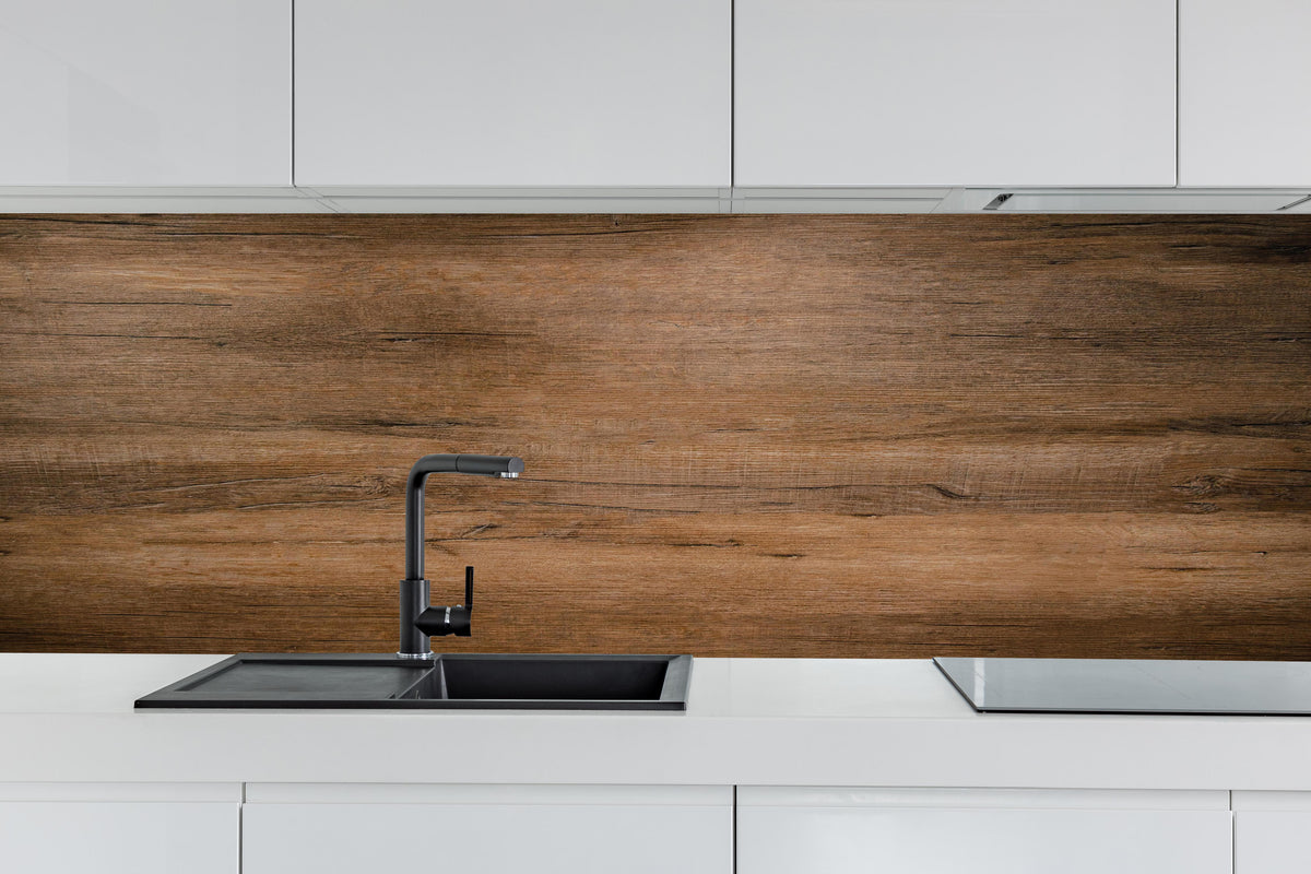 Küche - Dunkelbraune Holzplatte hinter weißen Hochglanz-Küchenregalen und schwarzem Wasserhahn