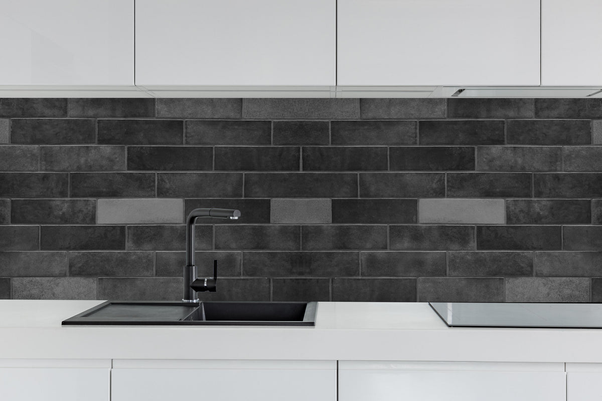Küche - Edle Schwarze Ziegel hinter weißen Hochglanz-Küchenregalen und schwarzem Wasserhahn