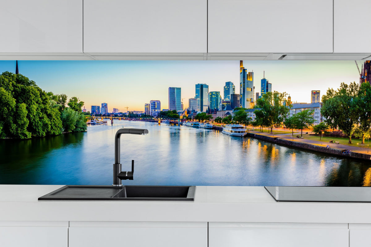 Küche - Frankfurt Panorama Ostend hinter weißen Hochglanz-Küchenregalen und schwarzem Wasserhahn