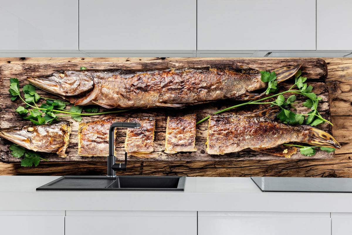 Küche - Gebackener Fisch - Hecht hinter weißen Hochglanz-Küchenregalen und schwarzem Wasserhahn