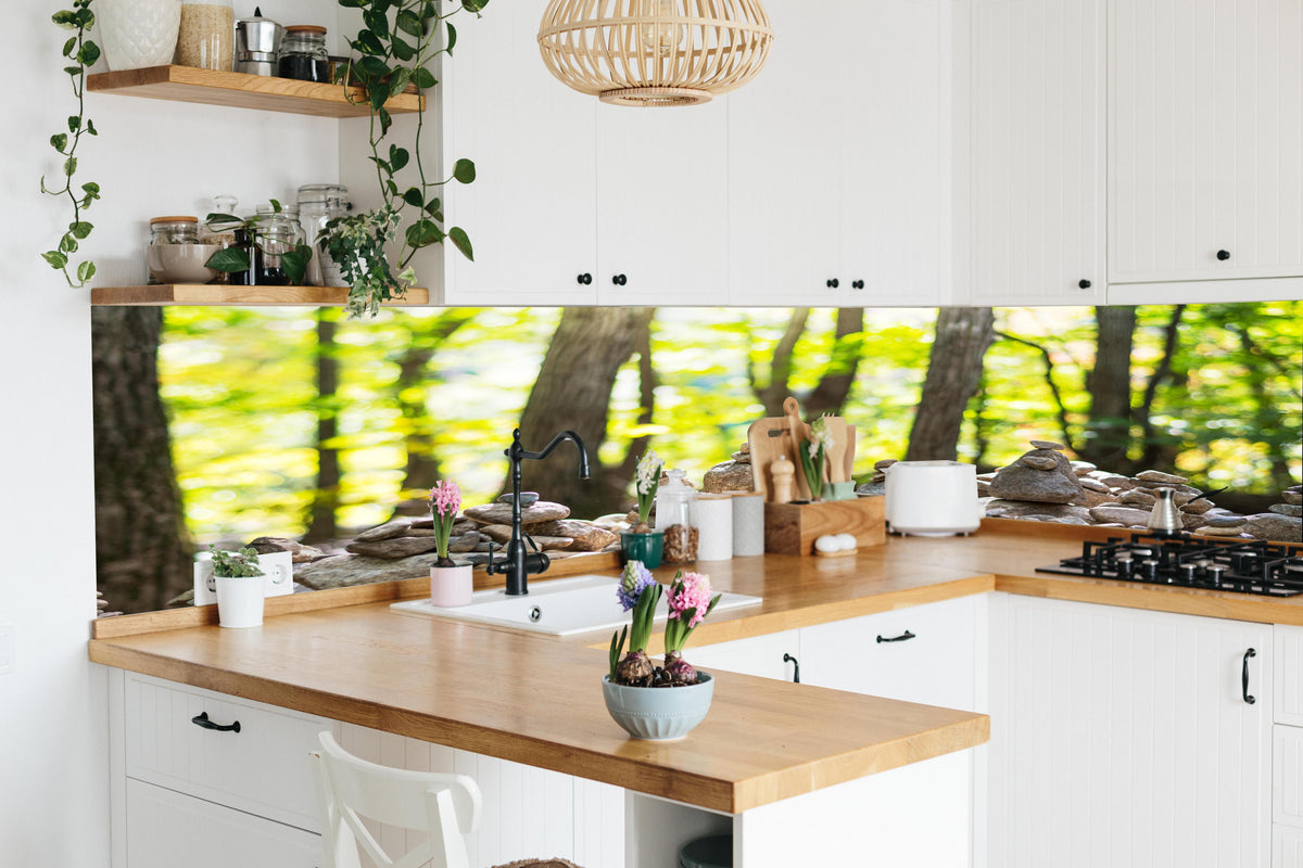 Küche - Gestapelte Steine mit Waldhintergrund in lebendiger Küche mit bunten Blumen