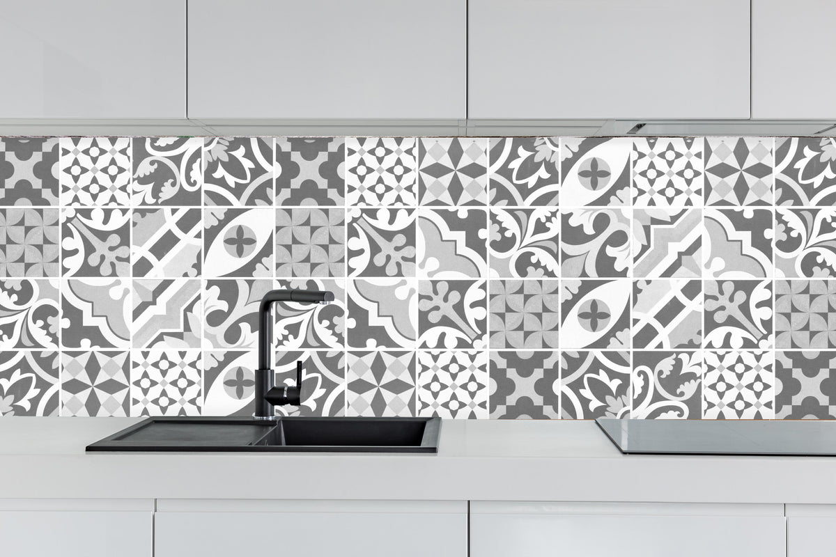 Küche - Grau-Weiß Vintage Mosaik hinter weißen Hochglanz-Küchenregalen und schwarzem Wasserhahn
