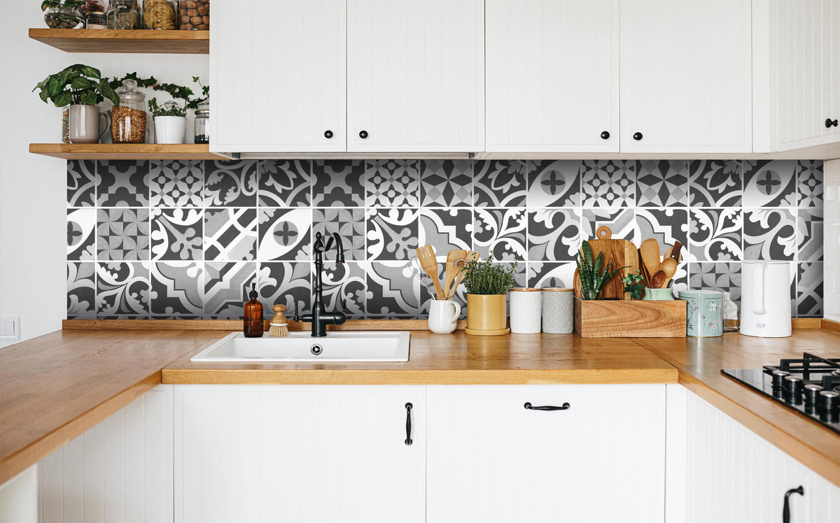 Küche - Grau-Weiß Vintage Mosaik in weißer Küche hinter Gewürzen und Kochlöffeln aus Holz