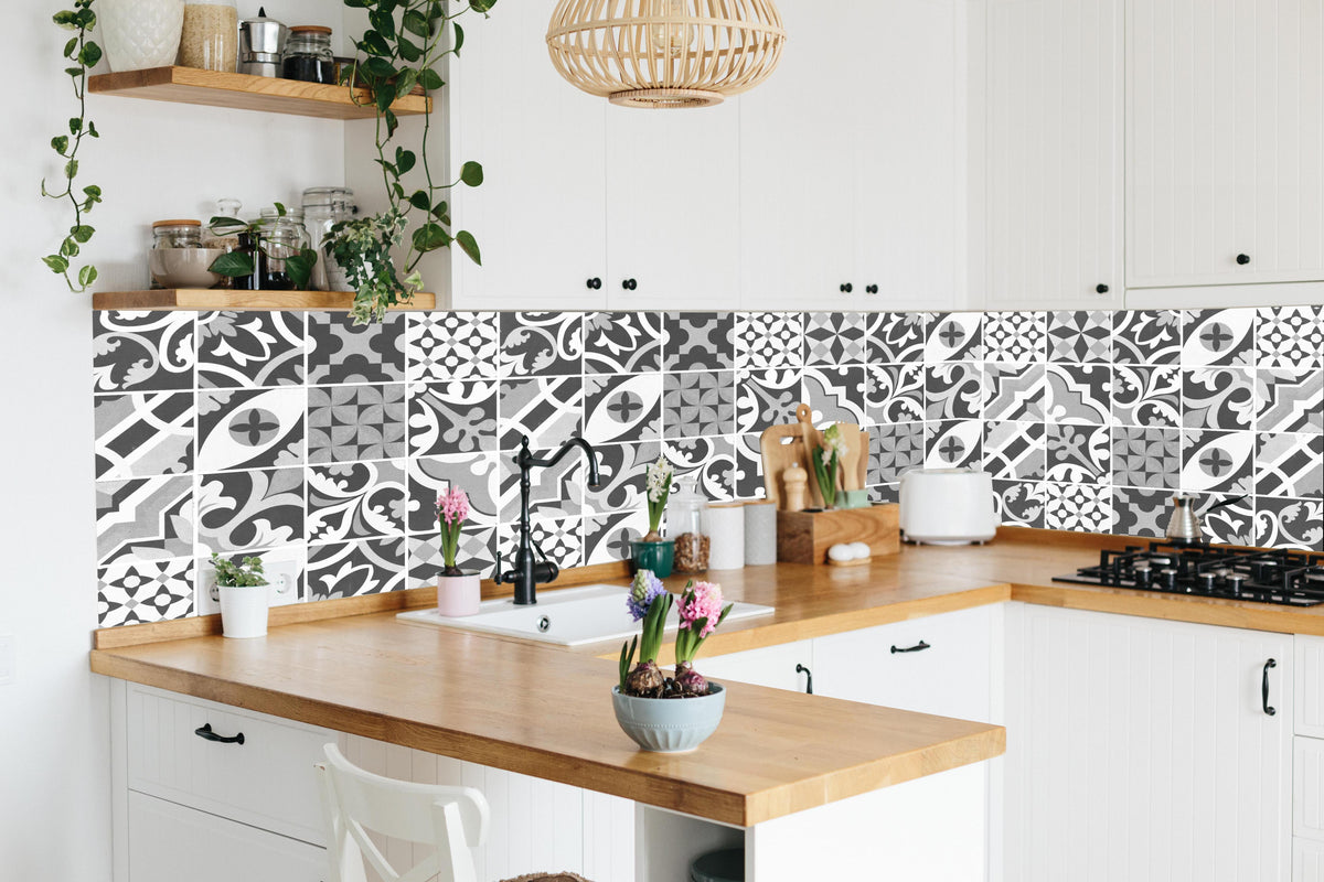 Küche - Grau-Weiß Vintage Mosaik in lebendiger Küche mit bunten Blumen