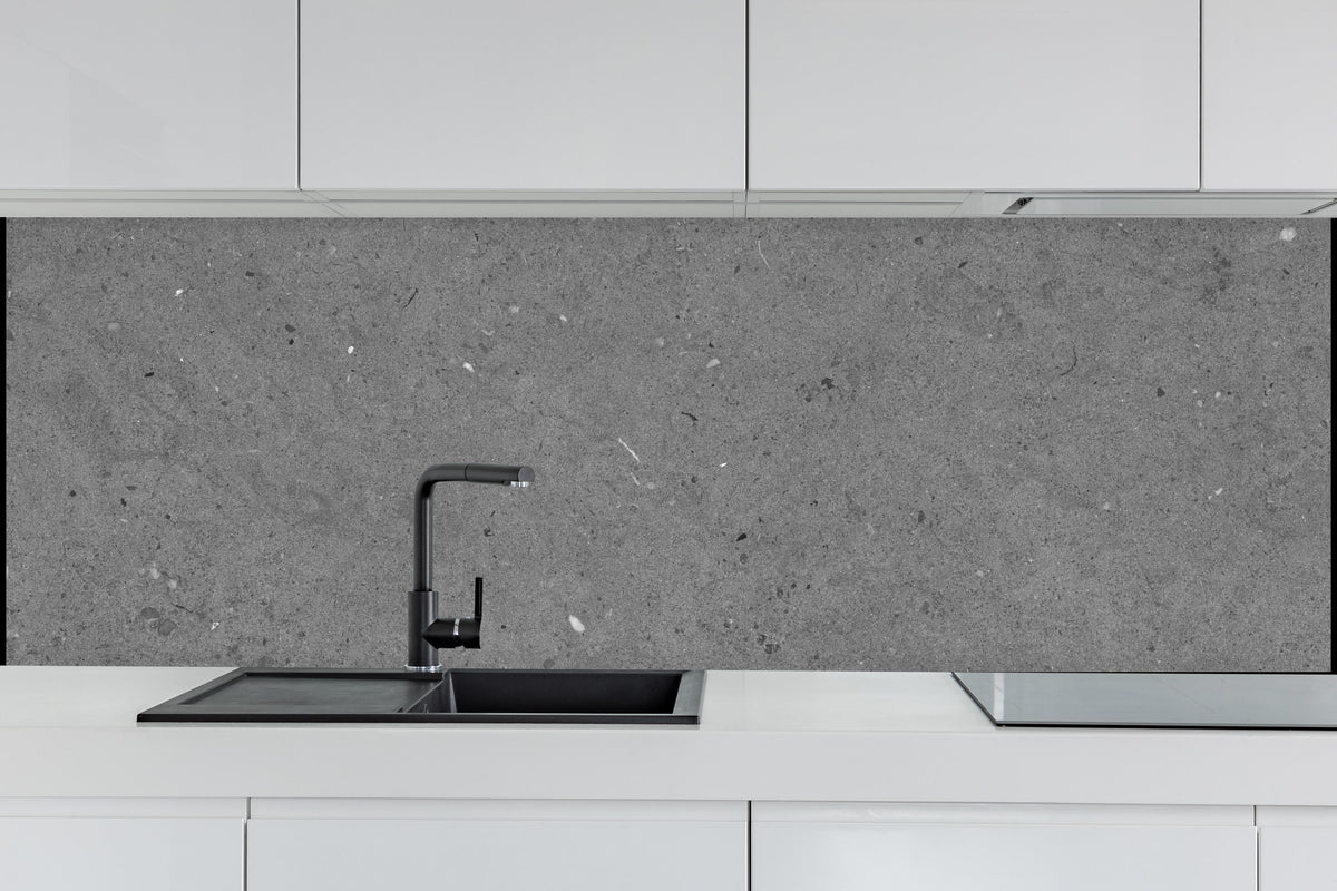 Küche - Grauer Marmor im Asphaltdesign hinter weißen Hochglanz-Küchenregalen und schwarzem Wasserhahn