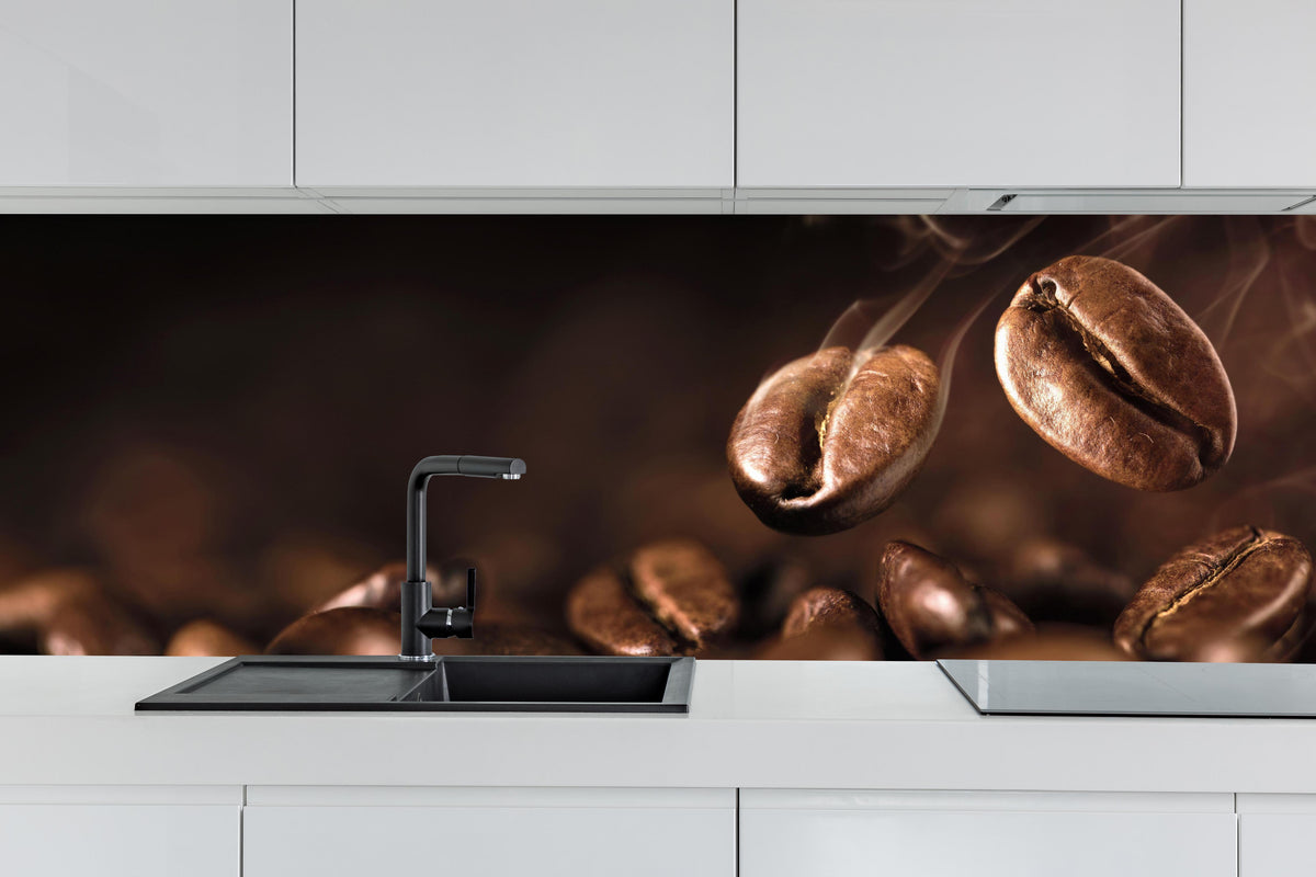 Küche - Kaffeebohnen Nahaufnahme hinter weißen Hochglanz-Küchenregalen und schwarzem Wasserhahn