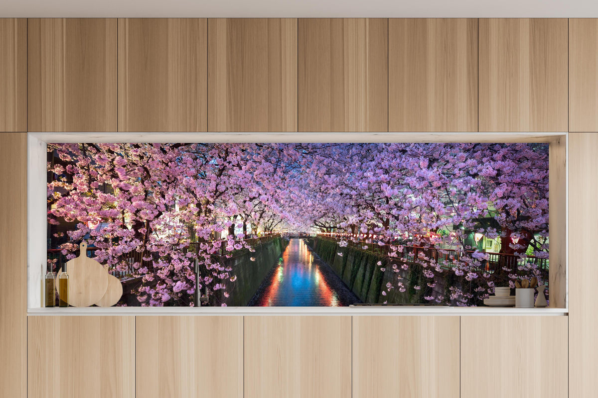 Küche - Kirschblüten bei Nacht Nakameguro - Tokio in charakteristischer Vollholz-Küche mit modernem Gasherd