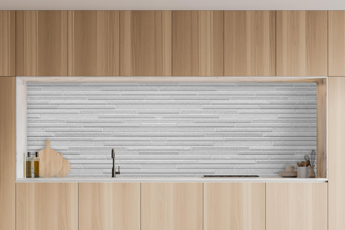 Küche - Konstruktion der modernen weißen Steinwand in charakteristischer Vollholz-Küche mit modernem Gasherd