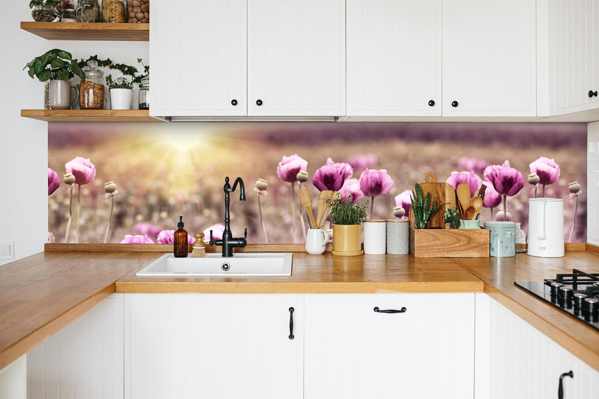Küche - Lila Mohnblume in weißer Küche hinter Gewürzen und Kochlöffeln aus Holz