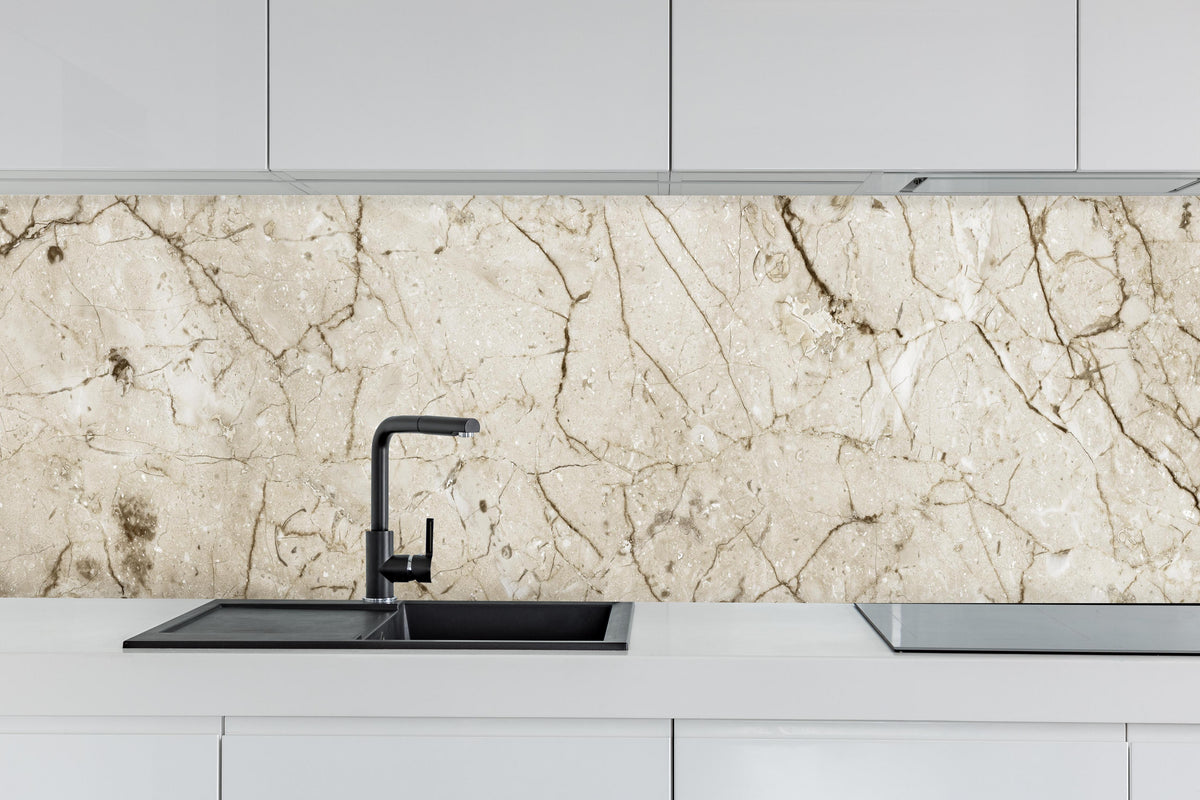 Küche - Marmor Hintergrund - Beige hinter weißen Hochglanz-Küchenregalen und schwarzem Wasserhahn