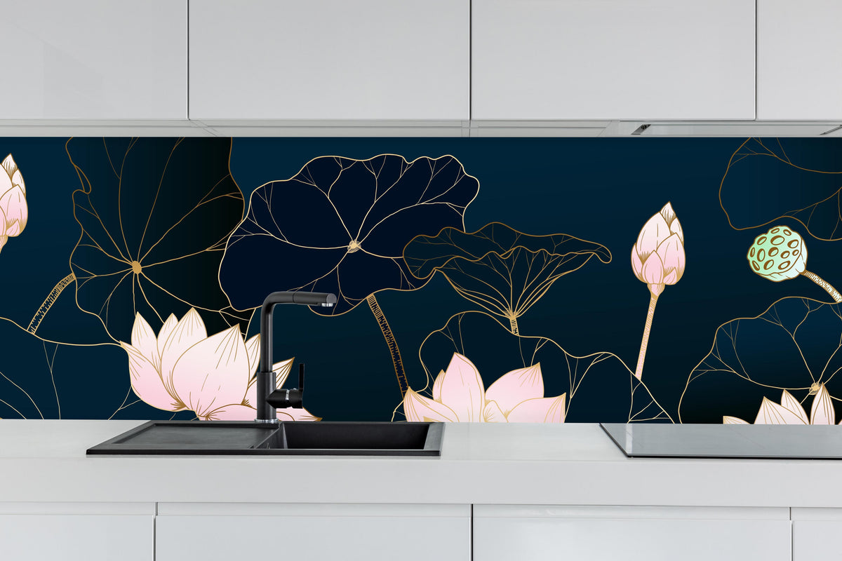 Küche - Petrol-rosa Blüten hinter weißen Hochglanz-Küchenregalen und schwarzem Wasserhahn