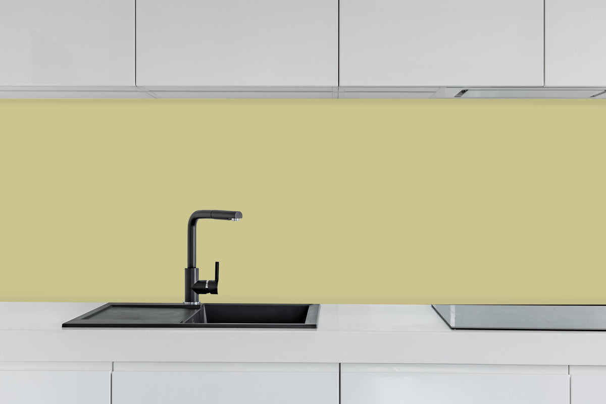 Küche - RAL 1000 (Grünbeige) hinter weißen Hochglanz-Küchenregalen und schwarzem Wasserhahn