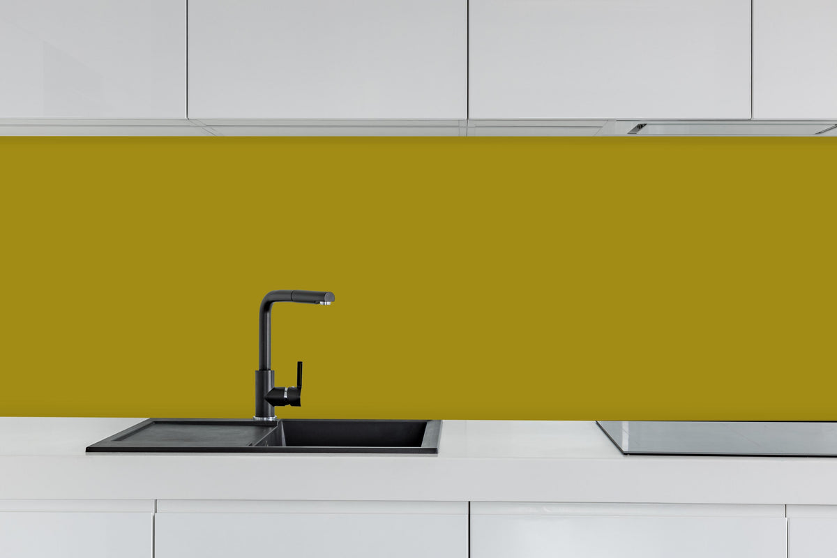 Küche - RAL 1027 (Curry) hinter weißen Hochglanz-Küchenregalen und schwarzem Wasserhahn
