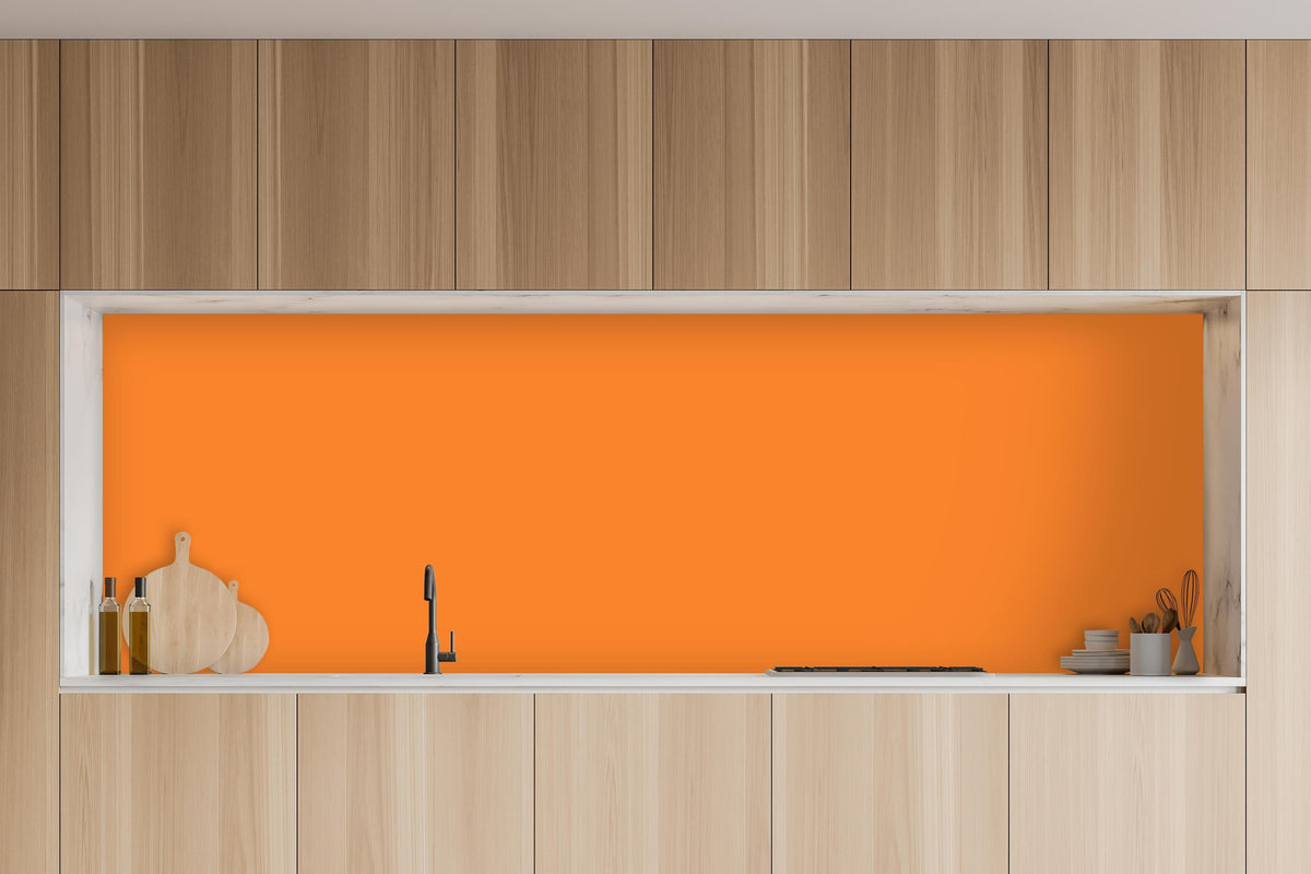 Küche - RAL 2003 (Pastellorange) in charakteristischer Vollholz-Küche mit modernem Gasherd