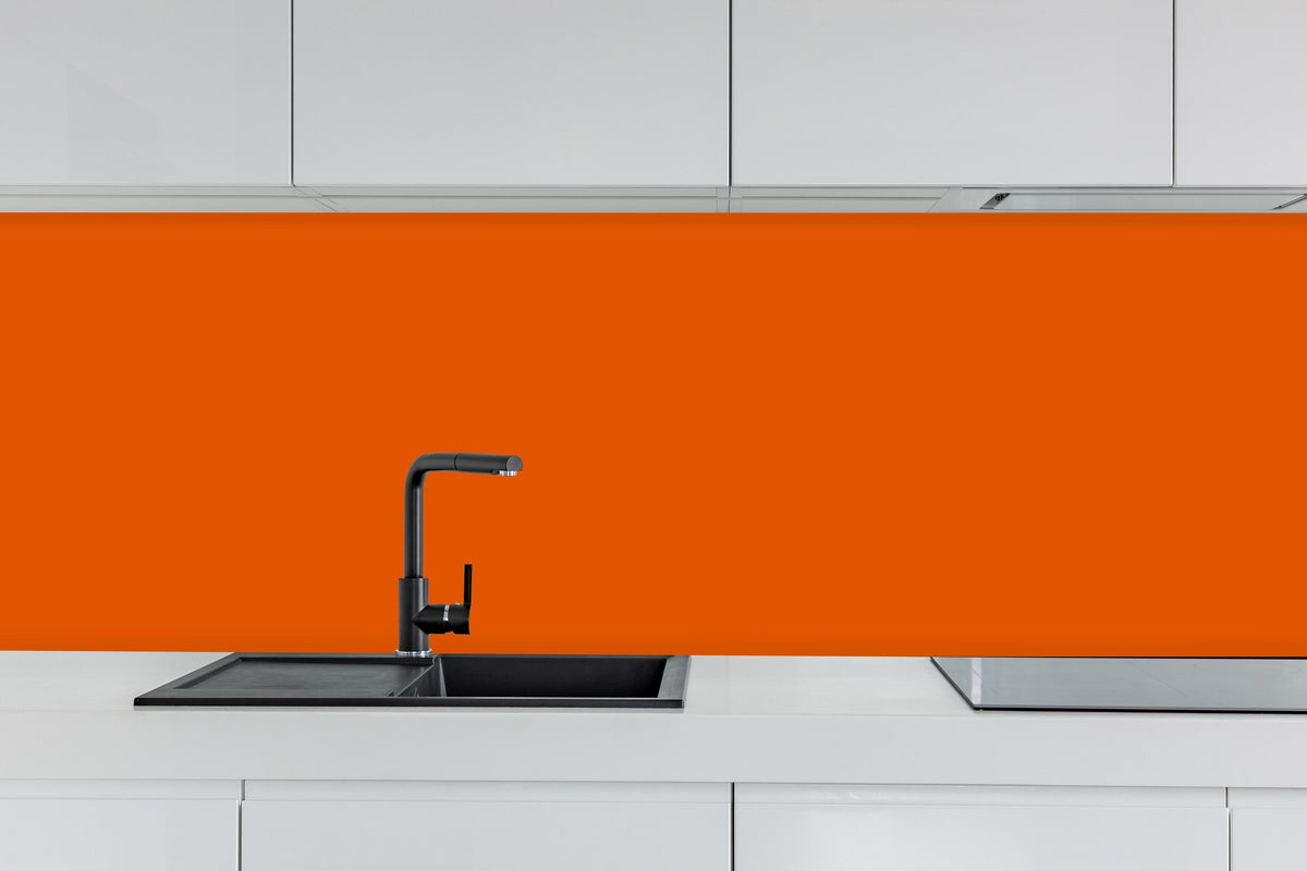 Küche - RAL 2009 (Verkehrsorange) hinter weißen Hochglanz-Küchenregalen und schwarzem Wasserhahn
