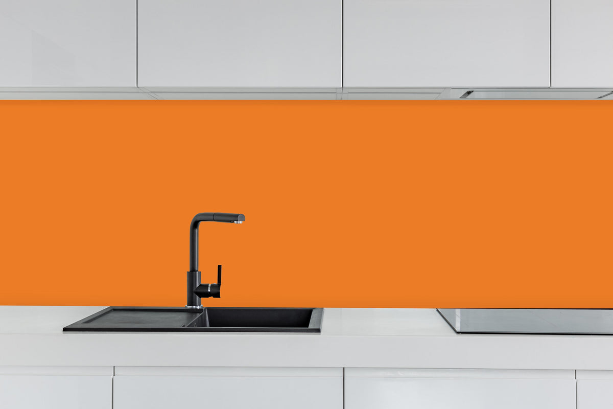 Küche - RAL 2011 (Tieforange) hinter weißen Hochglanz-Küchenregalen und schwarzem Wasserhahn