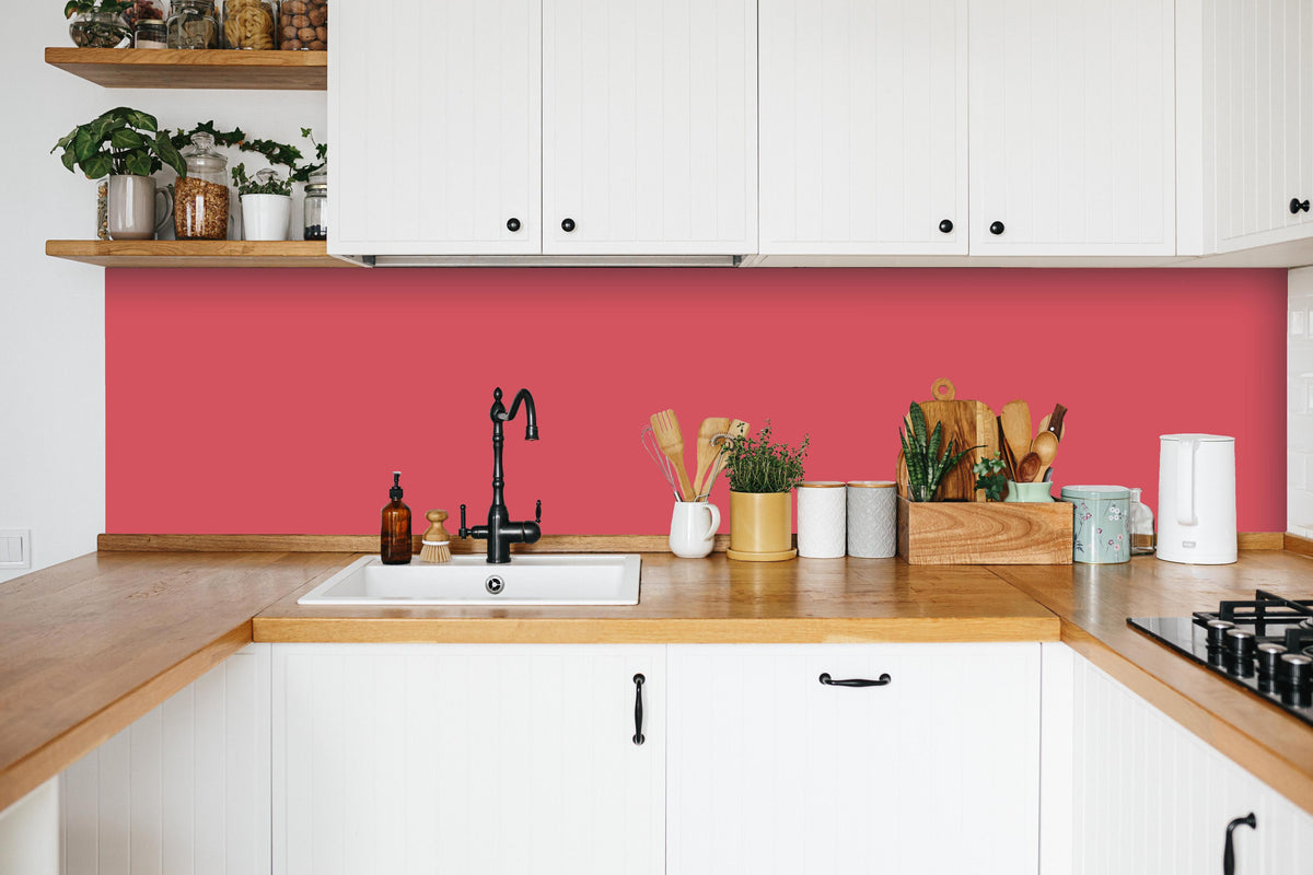 Küche - RAL 3017 (Rosa) in weißer Küche hinter Gewürzen und Kochlöffeln aus Holz