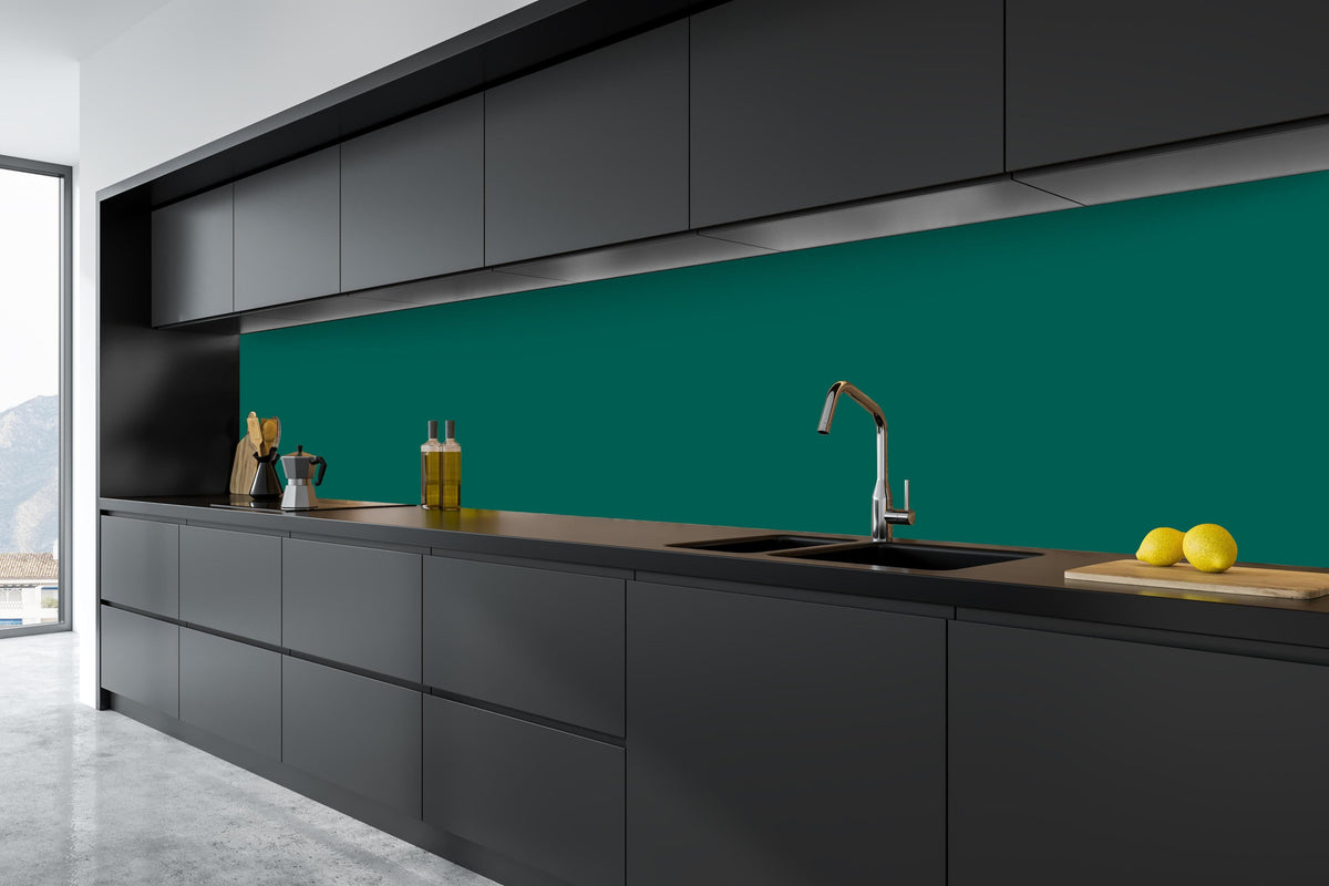 Küche - RAL 6026 (Opalgrün) in tiefschwarzer matt-premium Einbauküche