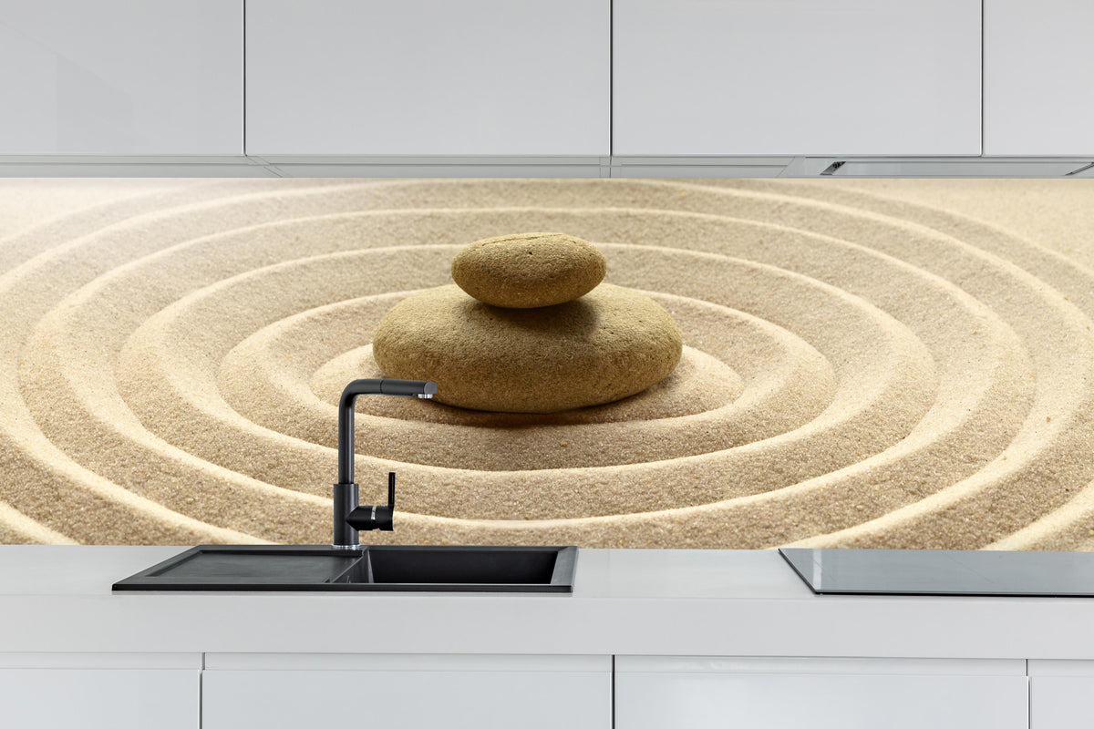 Küche - Sand im Zen-Garten hinter weißen Hochglanz-Küchenregalen und schwarzem Wasserhahn