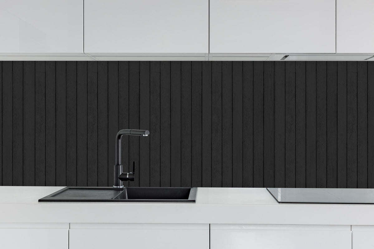 Küche - Schwarze rustikale Holzbretter hinter weißen Hochglanz-Küchenregalen und schwarzem Wasserhahn