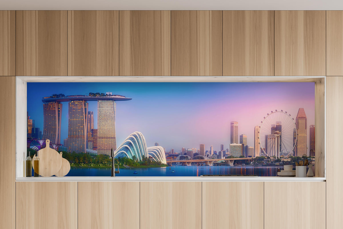 Küche - Skyline von Singapur in charakteristischer Vollholz-Küche mit modernem Gasherd