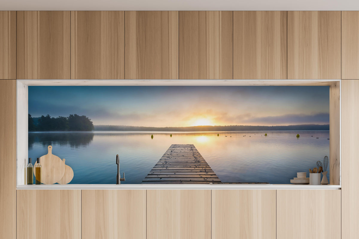 Küche - Sonnenaufgang am See mit Nebel in charakteristischer Vollholz-Küche mit modernem Gasherd