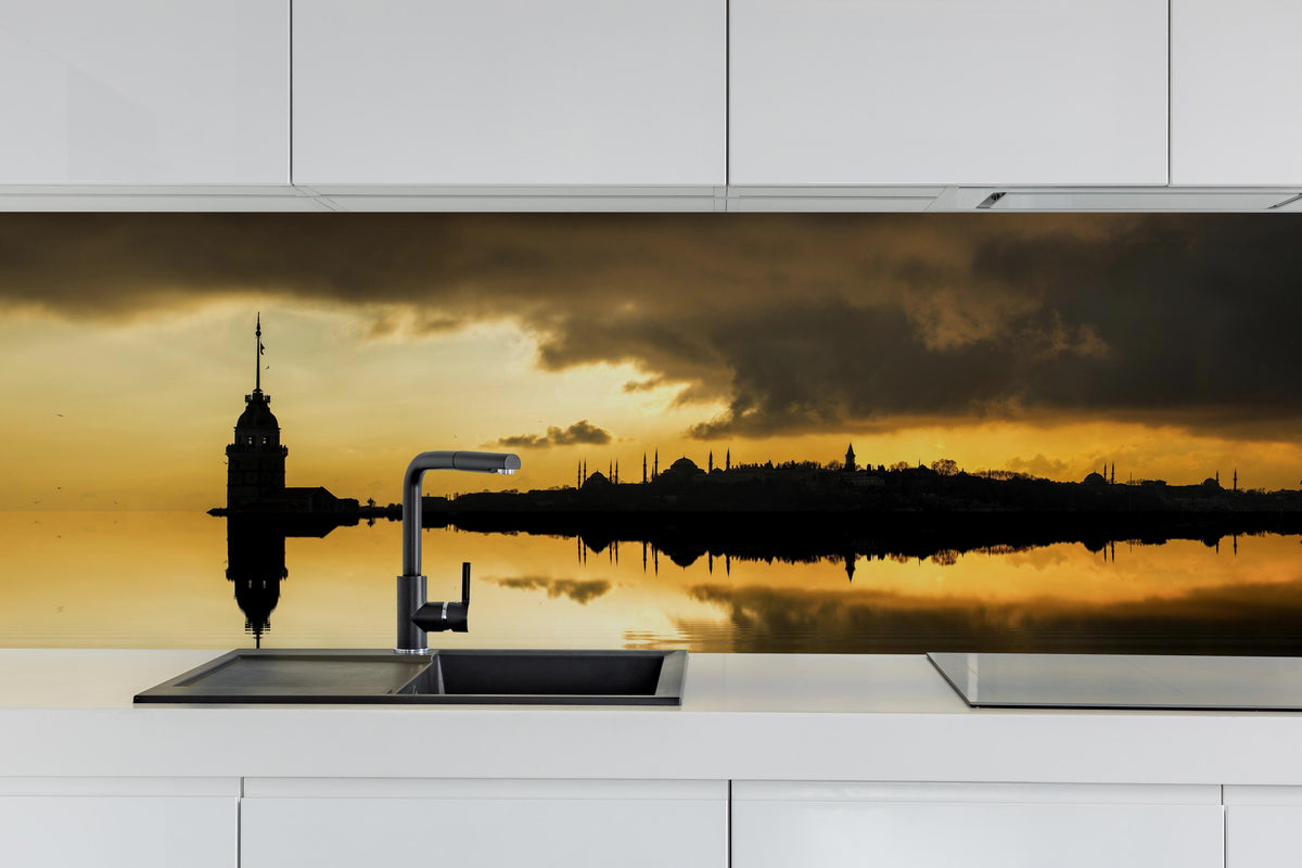 Küche - Sonnenuntergang Istanbul - Kiz kulesi hinter weißen Hochglanz-Küchenregalen und schwarzem Wasserhahn